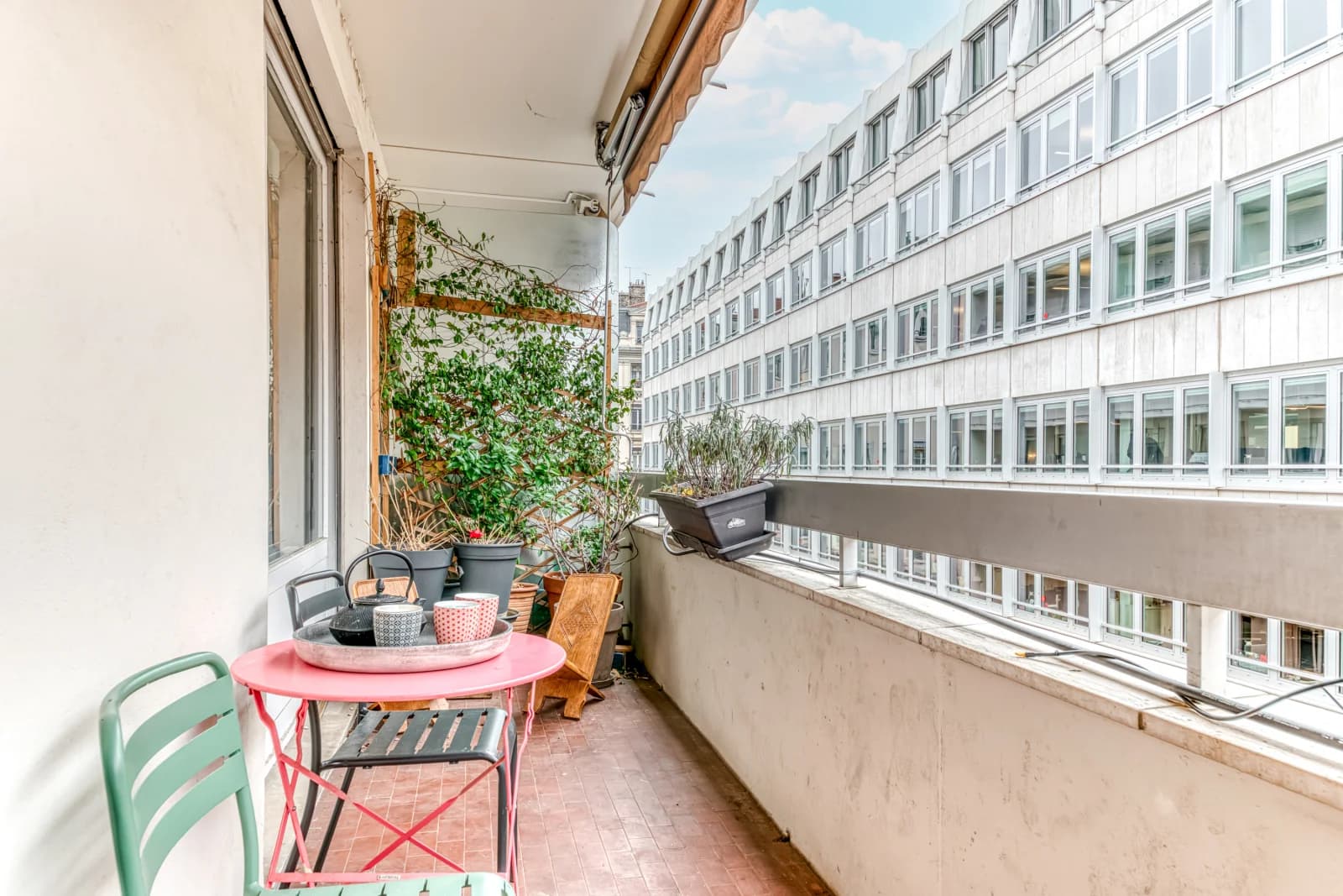 Space 70s bourgeois apartment - 2