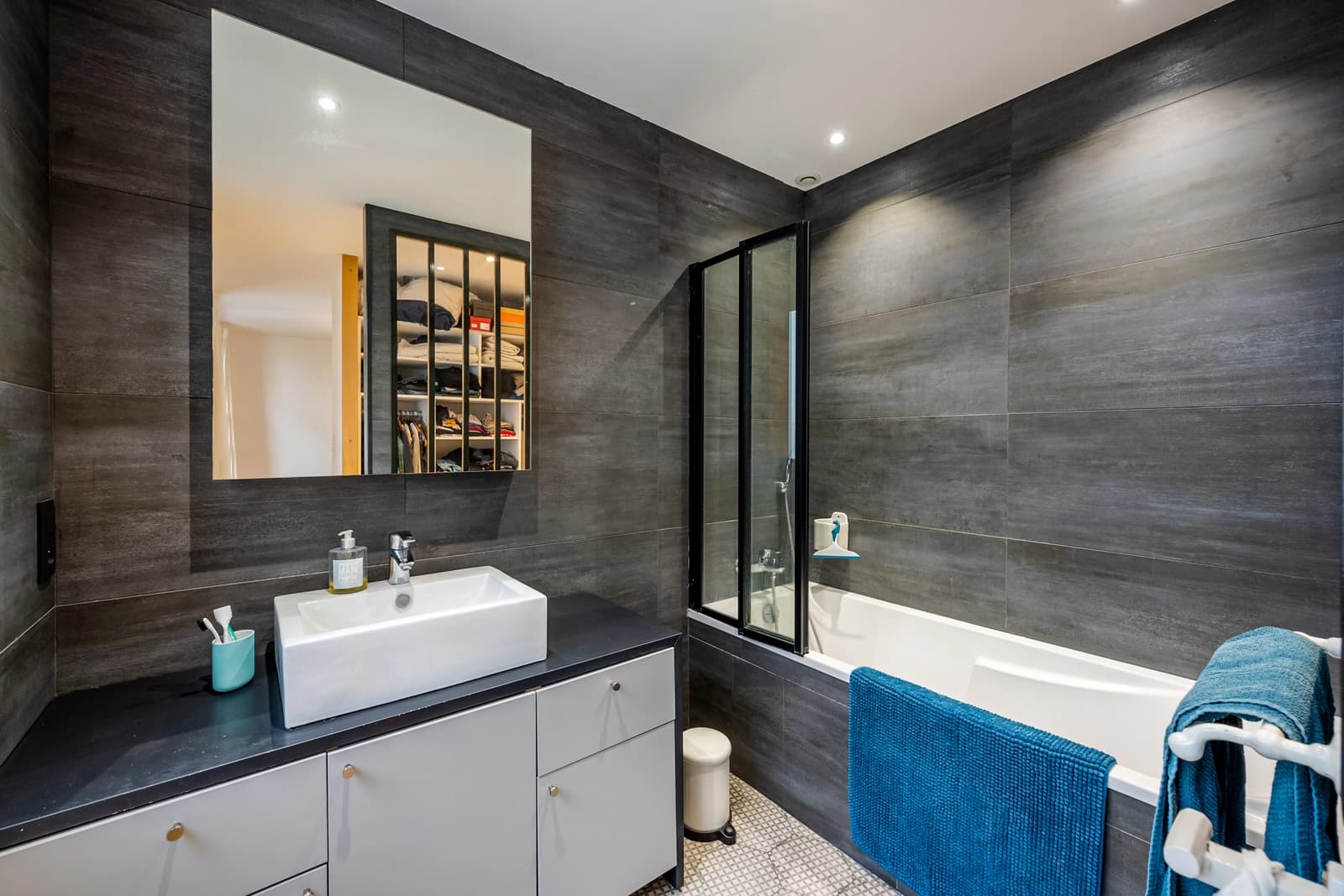 Salle de bain dans Appartement zen, un havre de paix lumineux et apaisant - 1