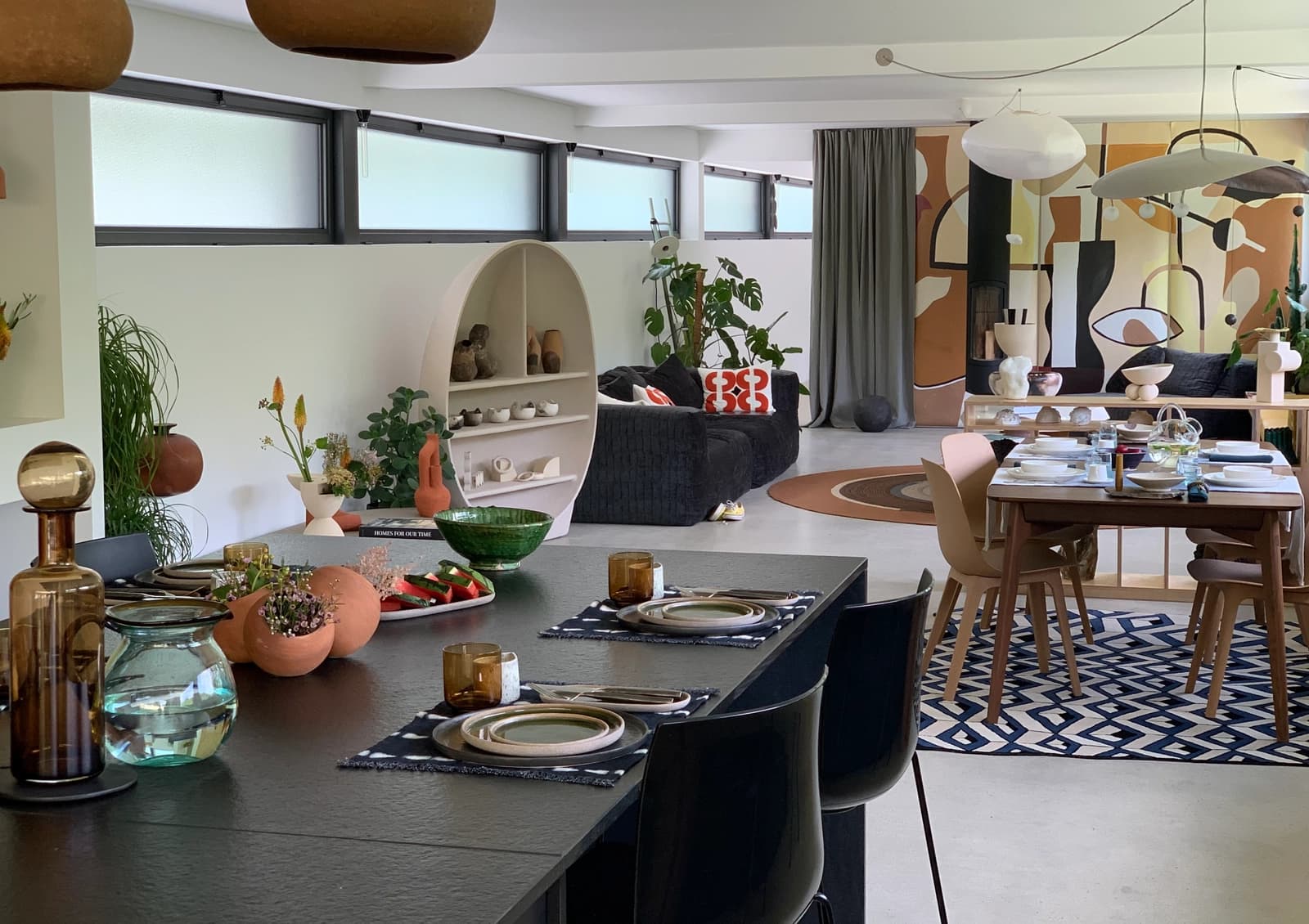 Salle de réunion dans En pleine forêt: grande maison moderne avec piscine - 1