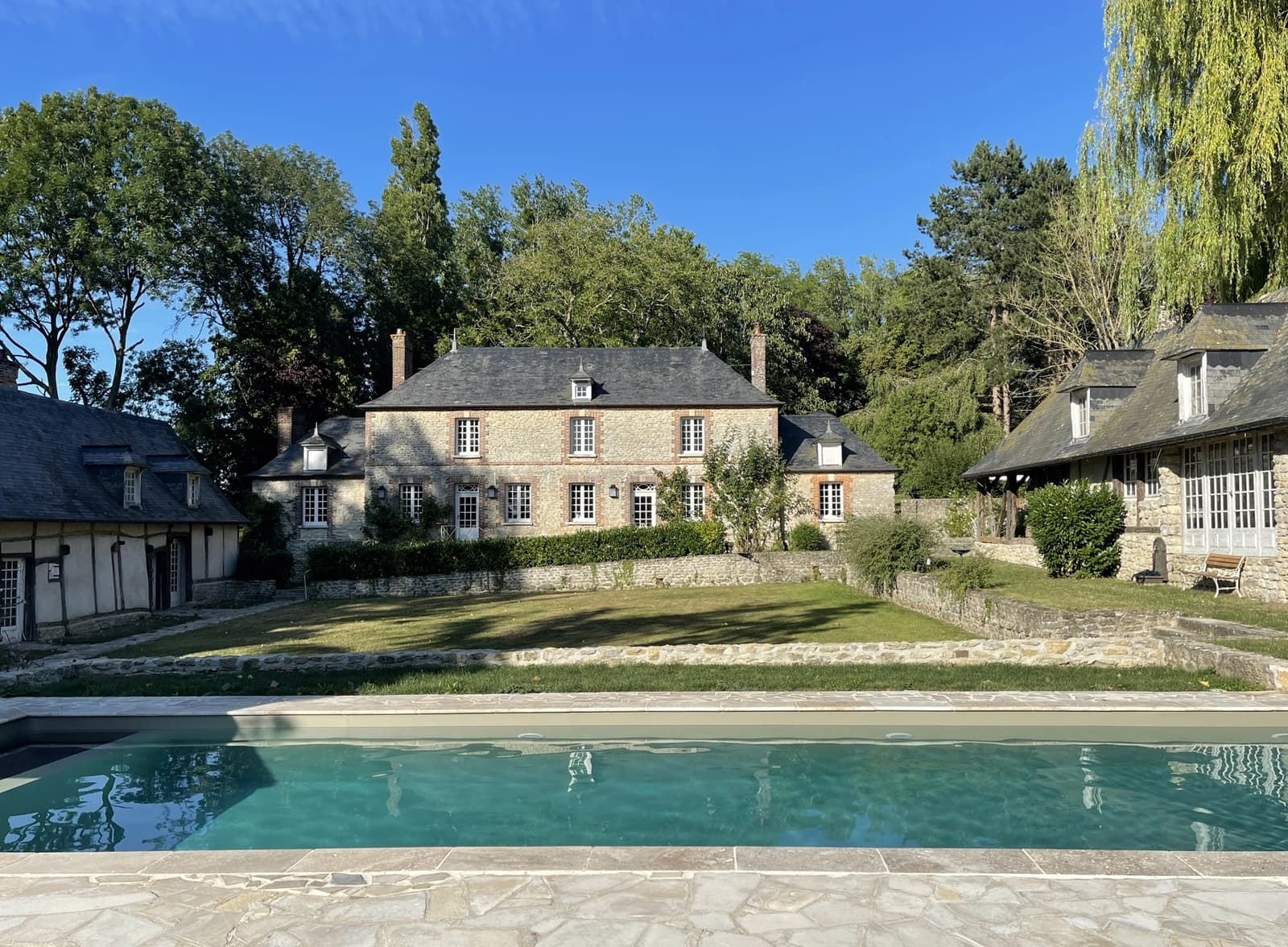 Salle de réunion dans Maison avec piscine, entourée d'une nature préservée - 1