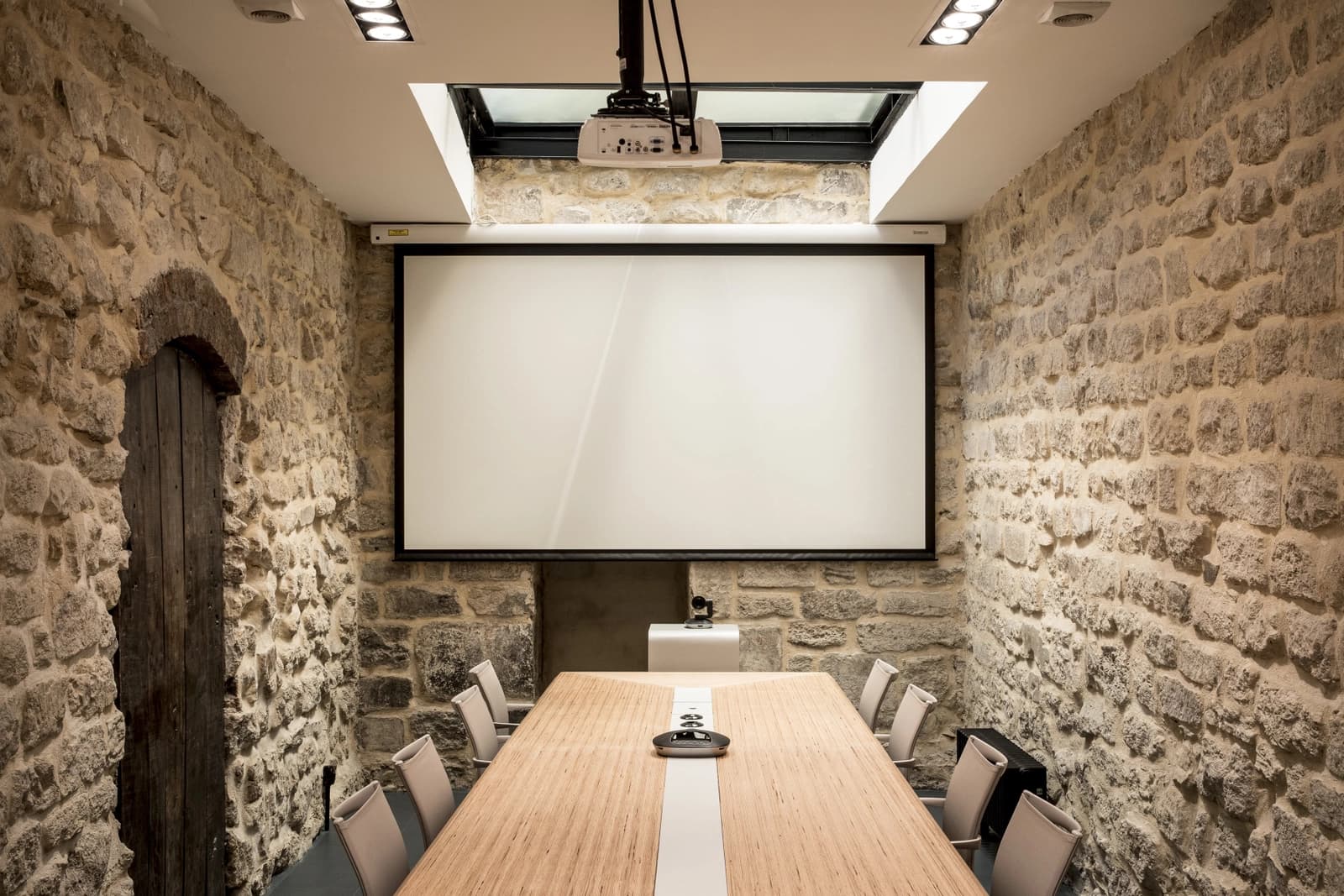 Salle de réunion dans Espace moderne et lumineux sous une grande verrière - 1