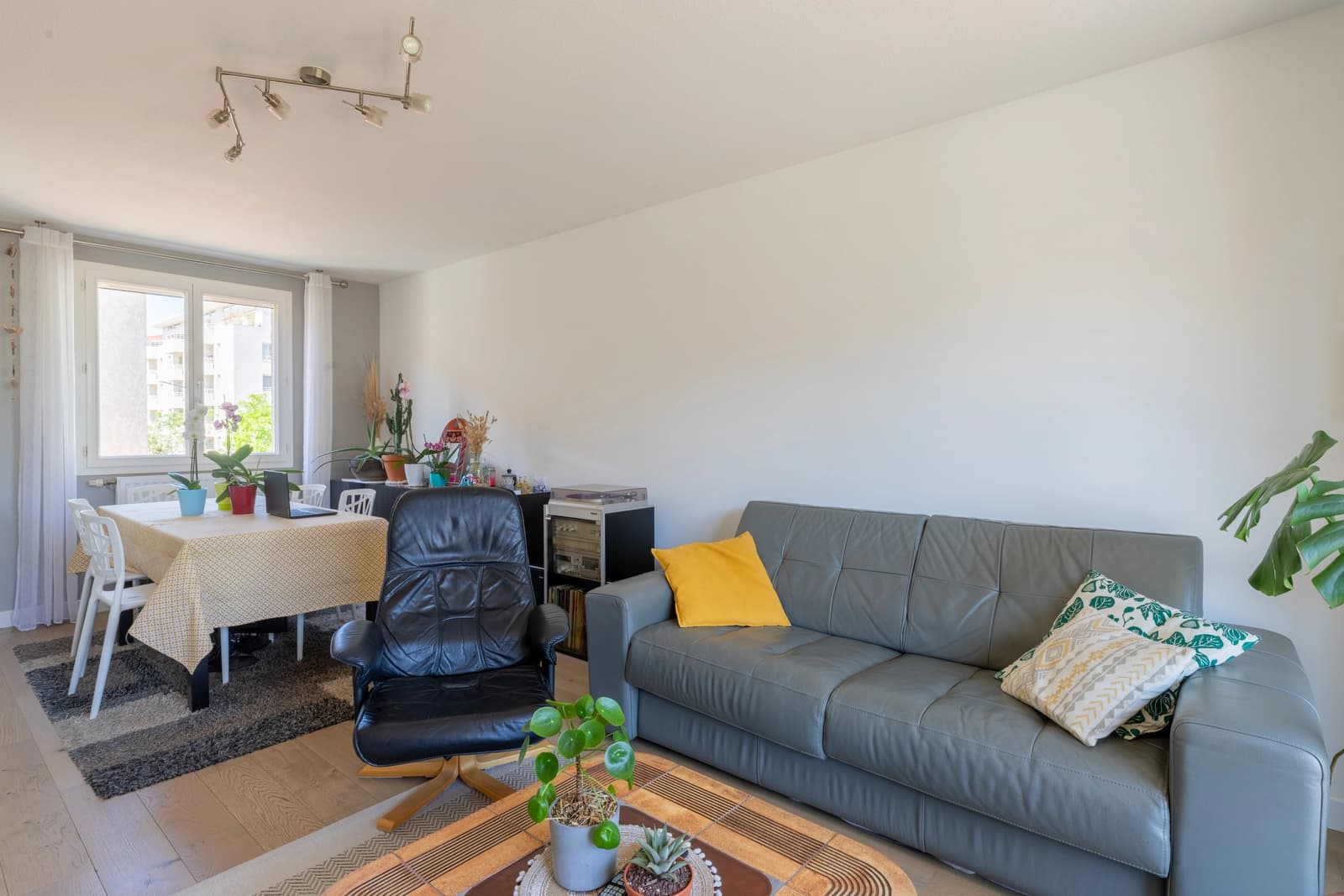 Magnifique duplex rénové avec grande terrasse fleurie