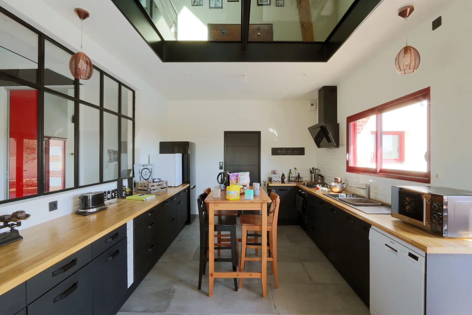 Kitchen in Quiet, light-filled studio loft with swimming pool - 1