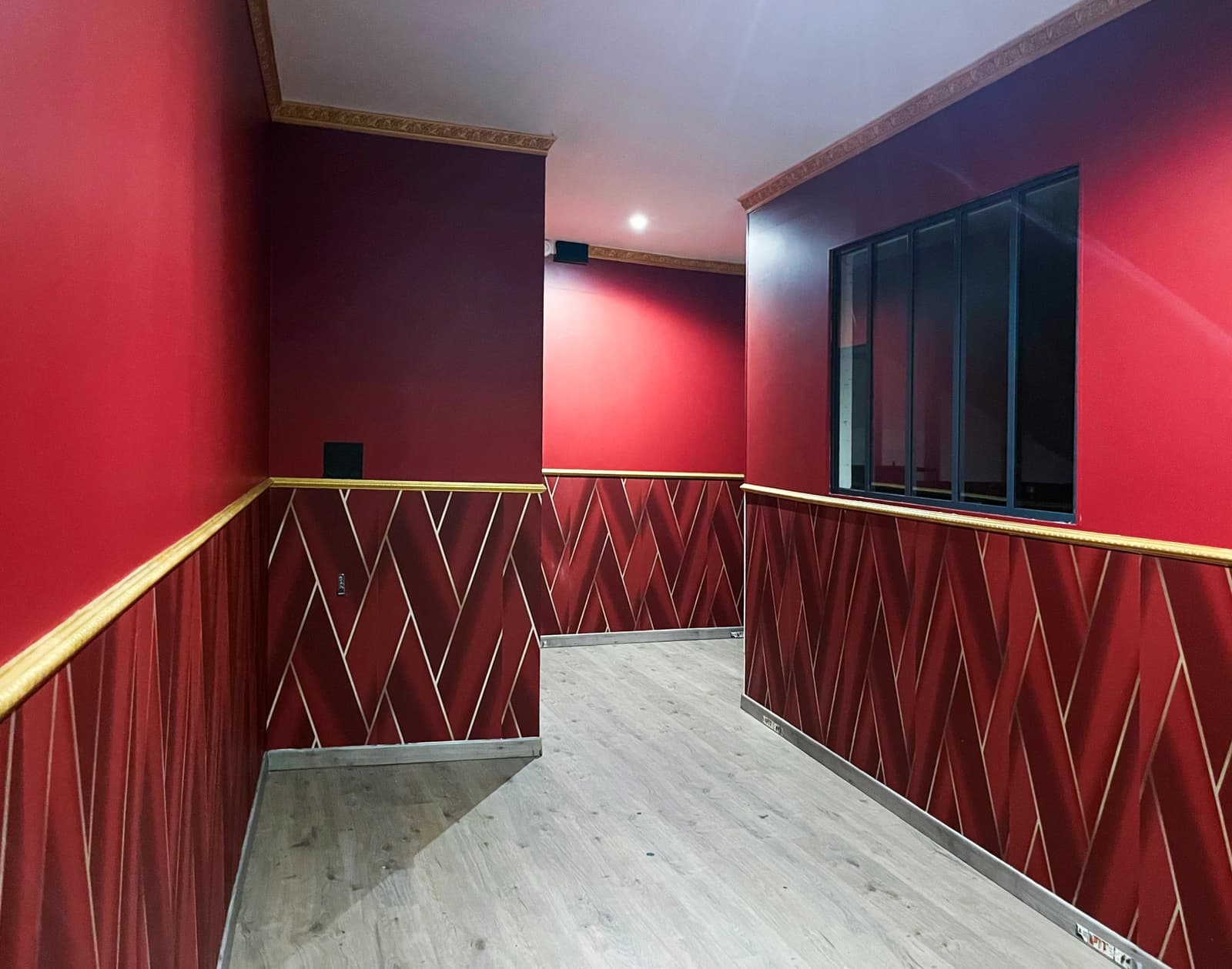 Salle de réunion dans Couloir Rouge: un passage au design audacieux - 1