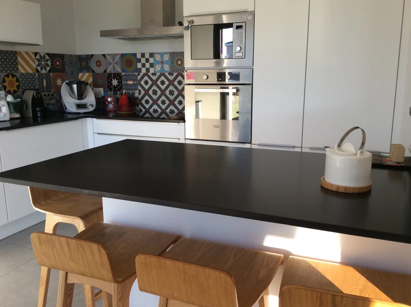 Kitchen in Garden and pool of a contemporary house - 1