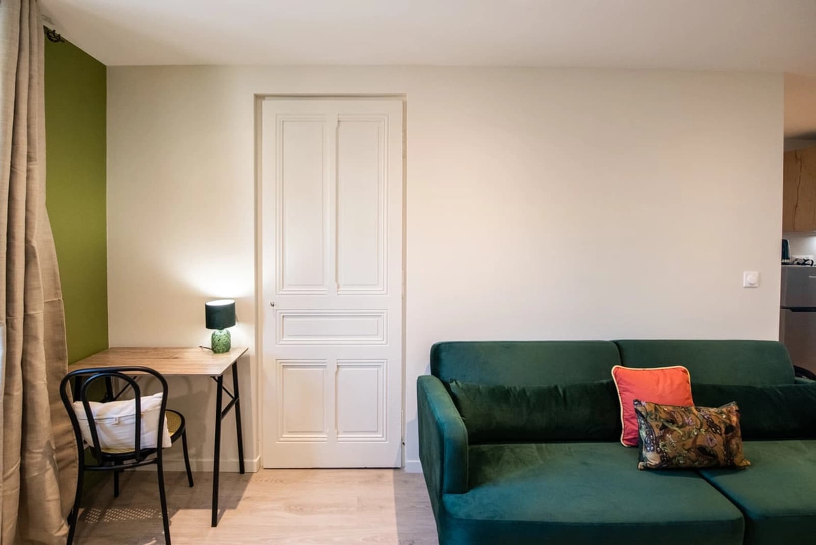 Salon dans Le Vertige: un appartement au design actuel et chic - 1
