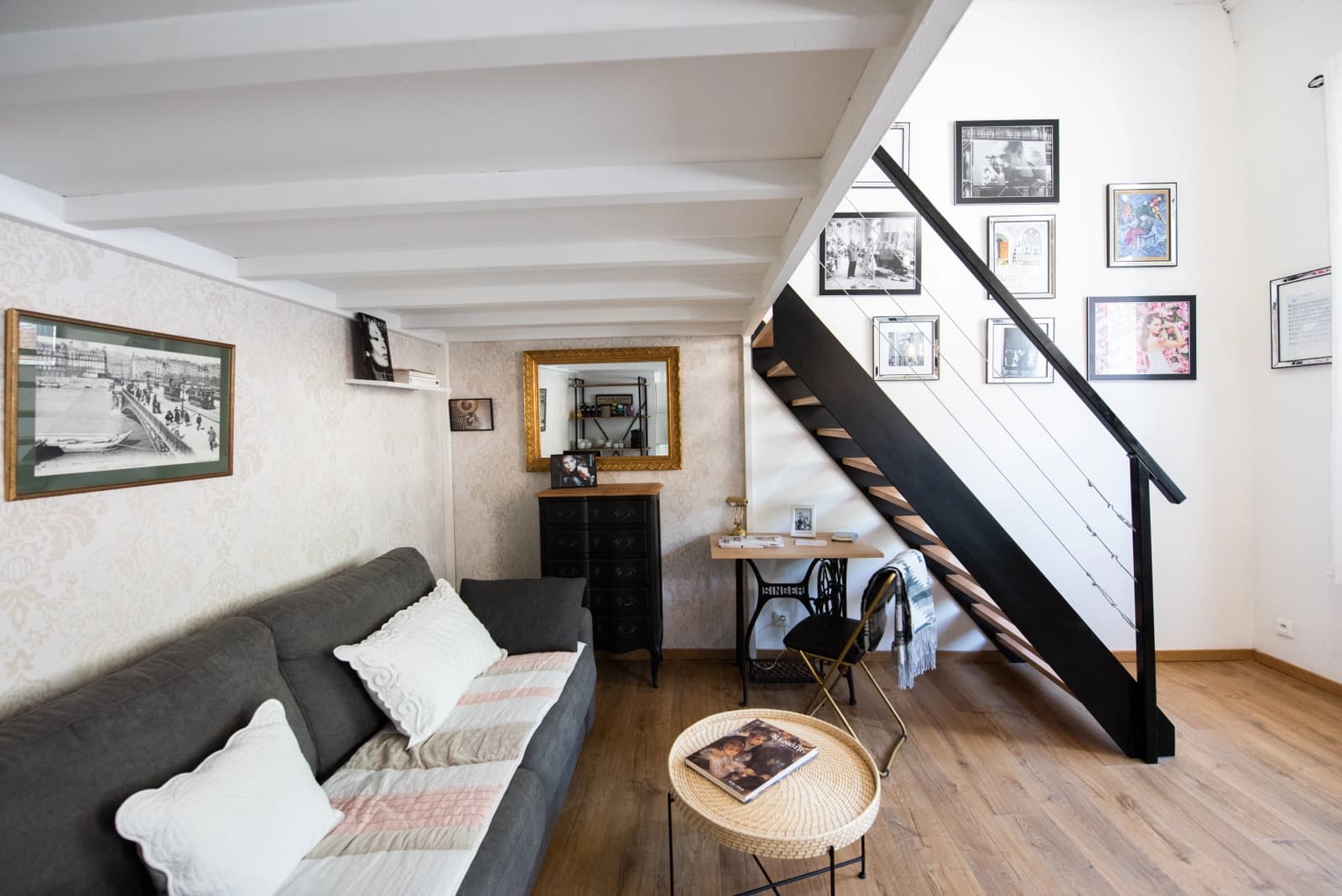 Salon dans Ferratière: appartement moderne avec une mezzanine astucieuse - 1