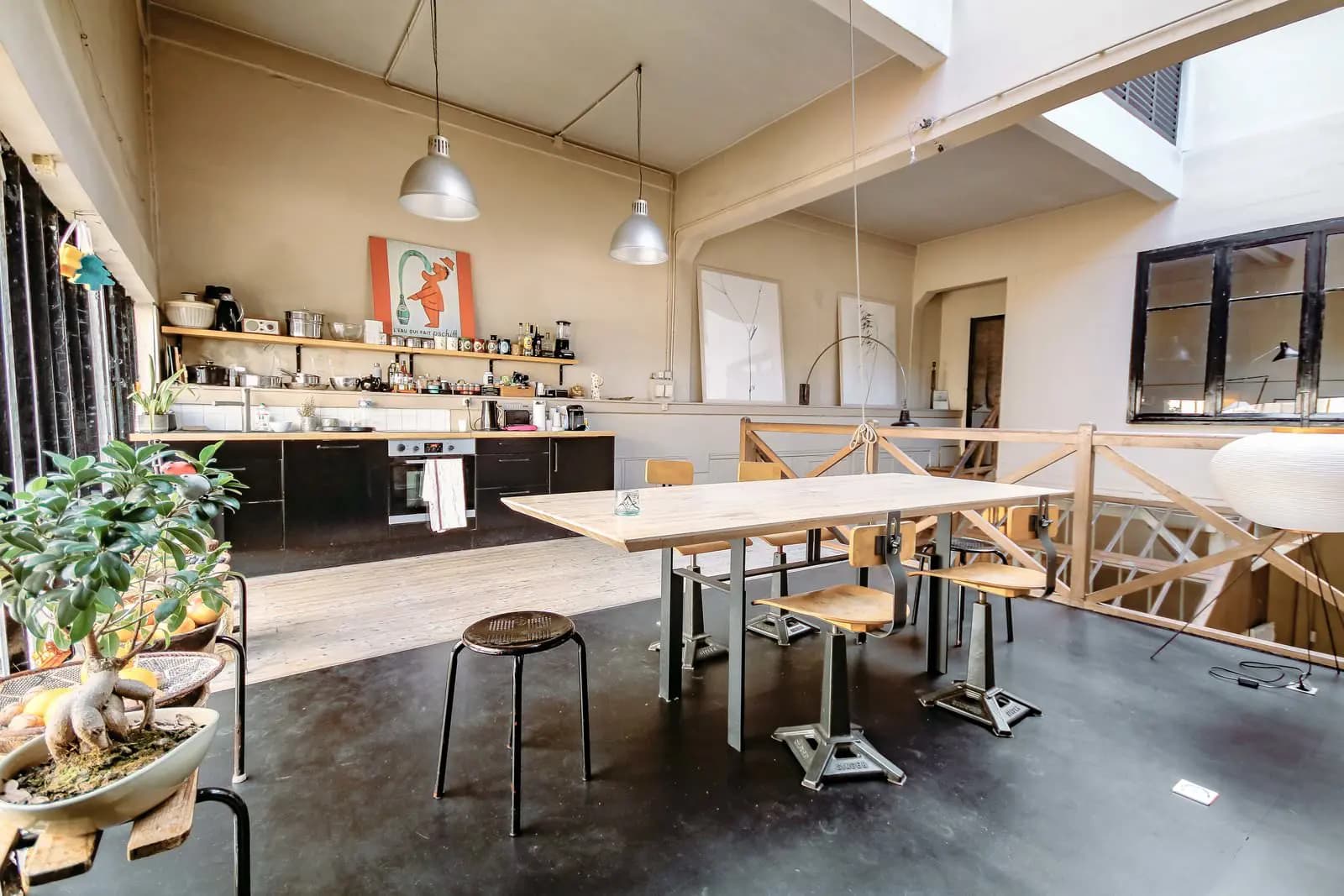 Atelier parisien lumineux au design contemporain