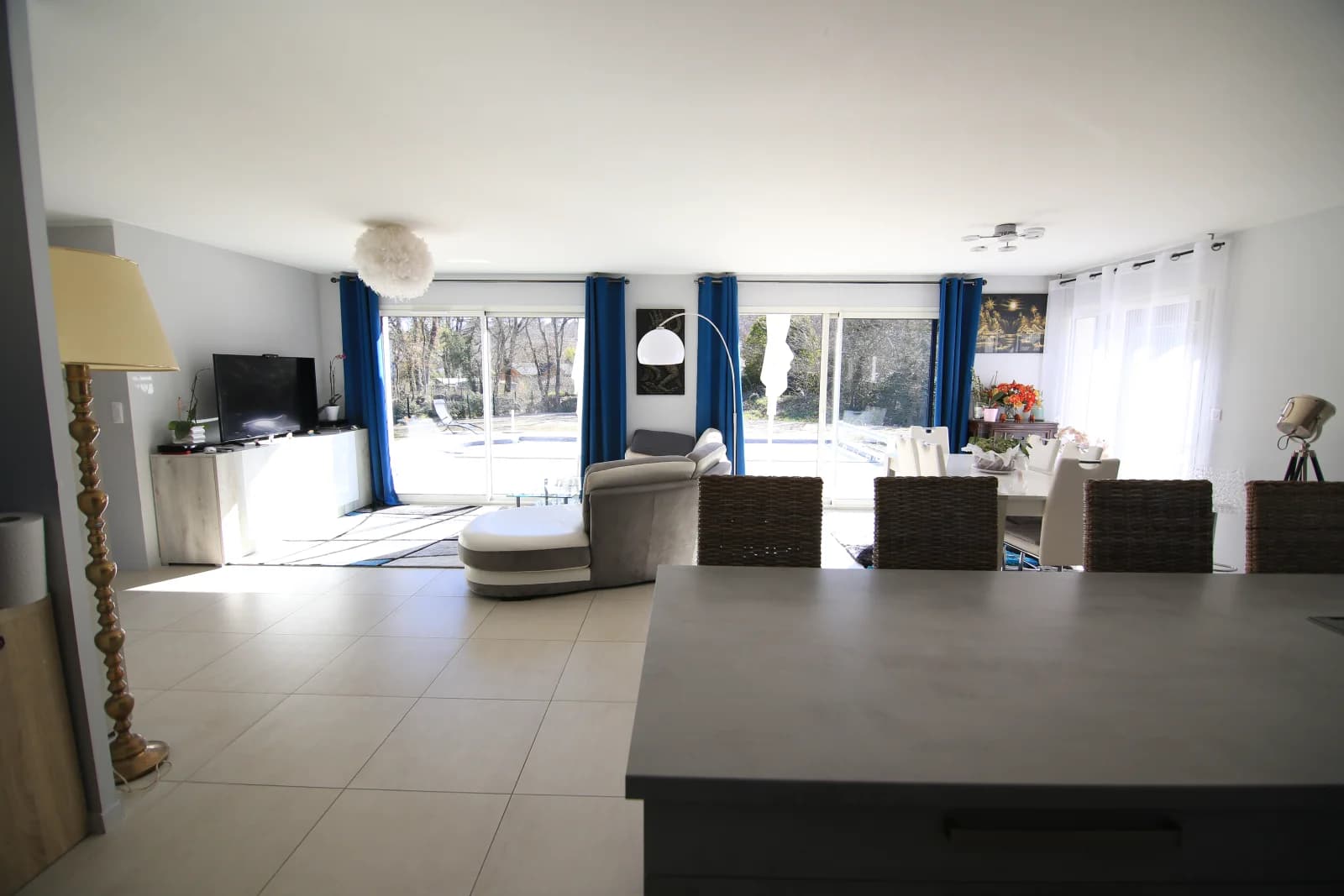 Salon dans Villa paisible avec sa piscine rafraîchissante - 1
