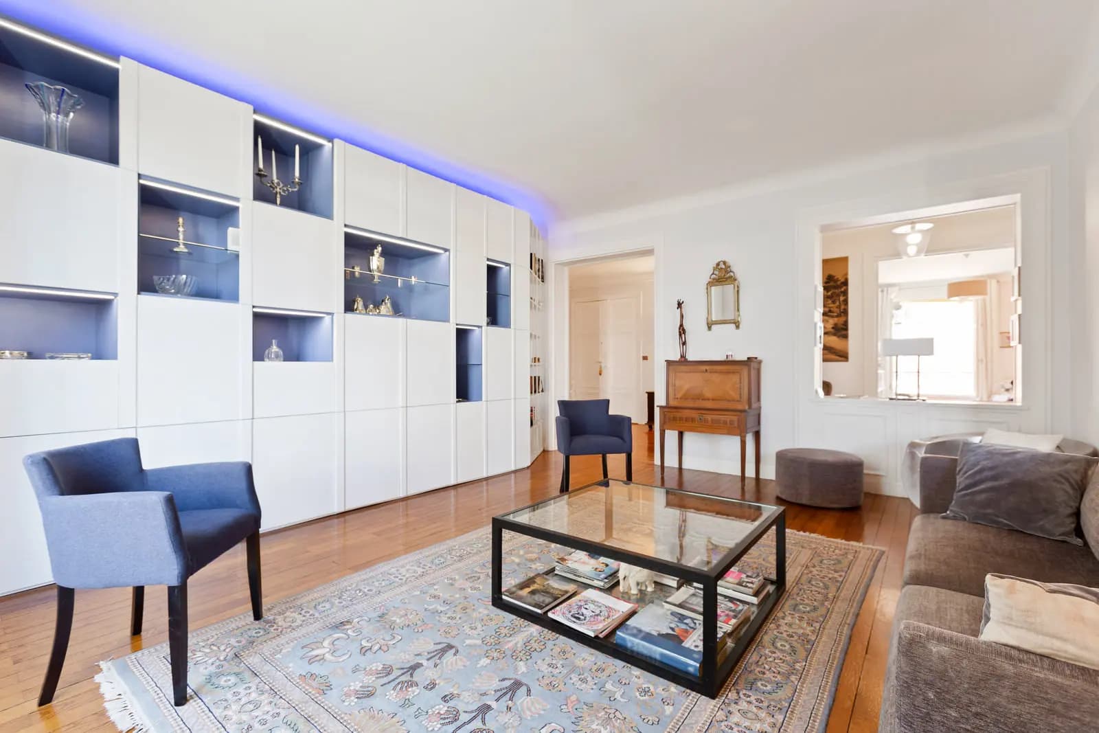 Living room in Elegant and spacious apartment - 1