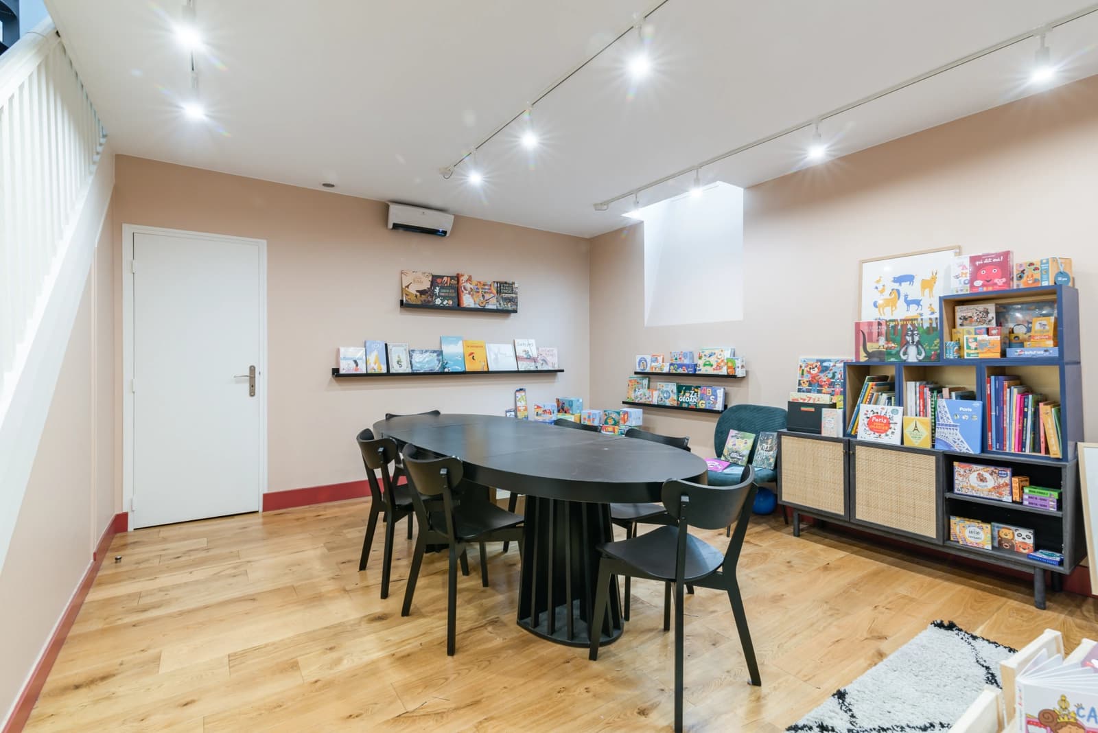 Salle de réunion dans Appartement littéraire: un refuge pour les amoureux des mots - 1