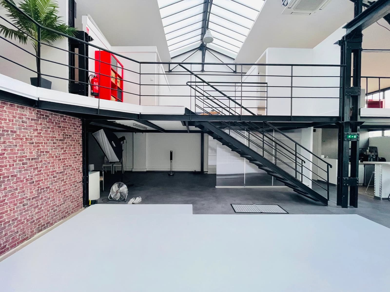 Grand loft moderne aux volumes et au design épurés