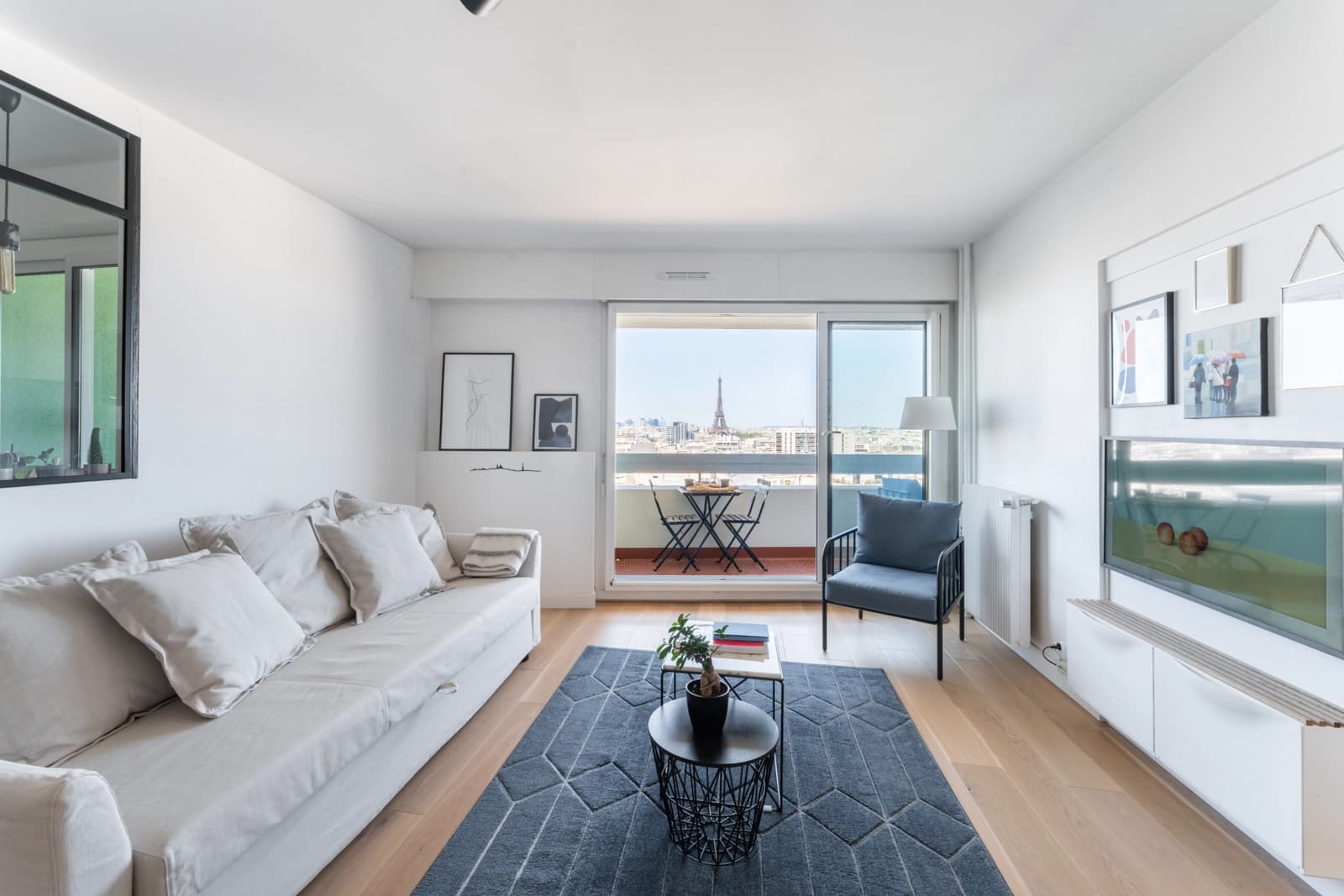 Salon dans Appartement moderne avec vue unique sur la Tour Eiffel - 1