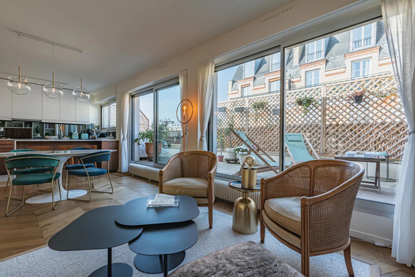 Salon dans Appartement et sa terrasse baignée de soleil - 1