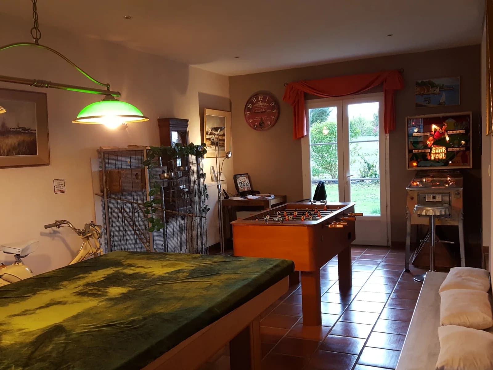 Salle de réunion dans Grande maison avec piscine et son terrain de pétanque - 1