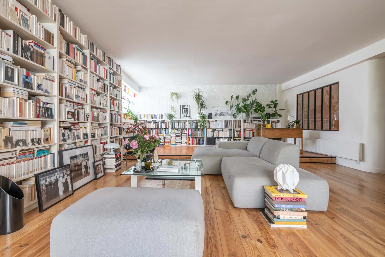 Élégant loft à Montreuil avec grande bibliothèque