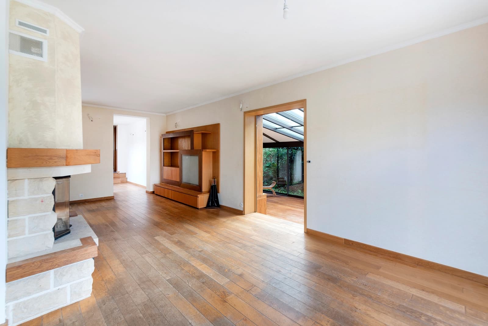 Salon dans Sublime demeure contemporaine avec sa piscine privée - 1