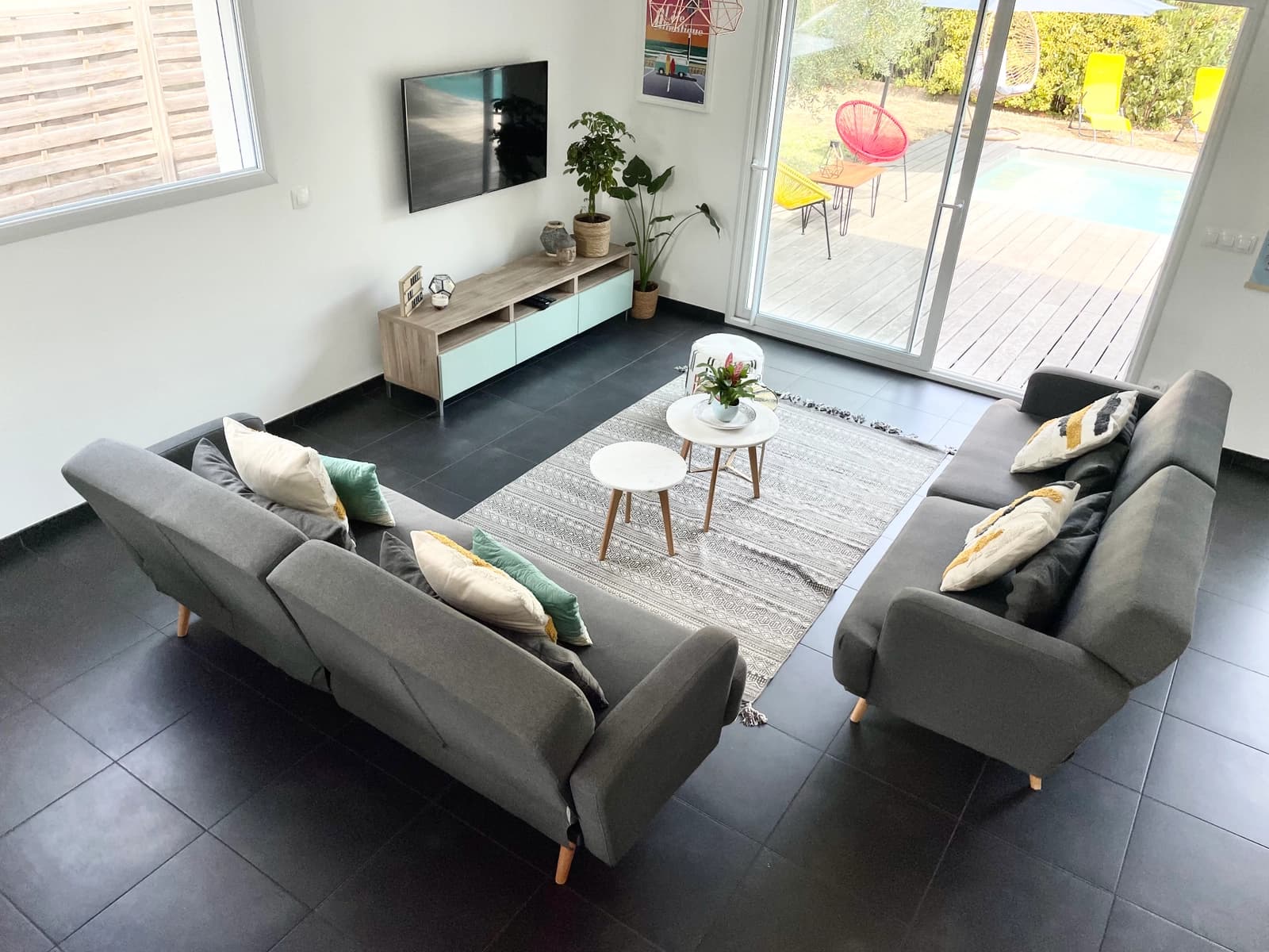 Salon dans Demeure avec piscine, jardin et son boulodrome privé - 1