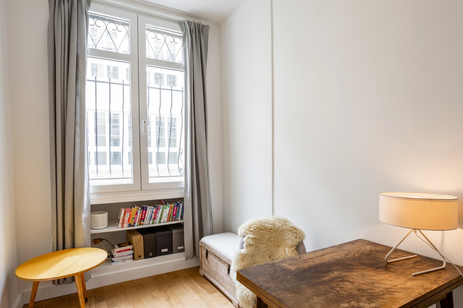 Salon dans Appartement Haussmannien avec une vaste pièce à vivre - 1