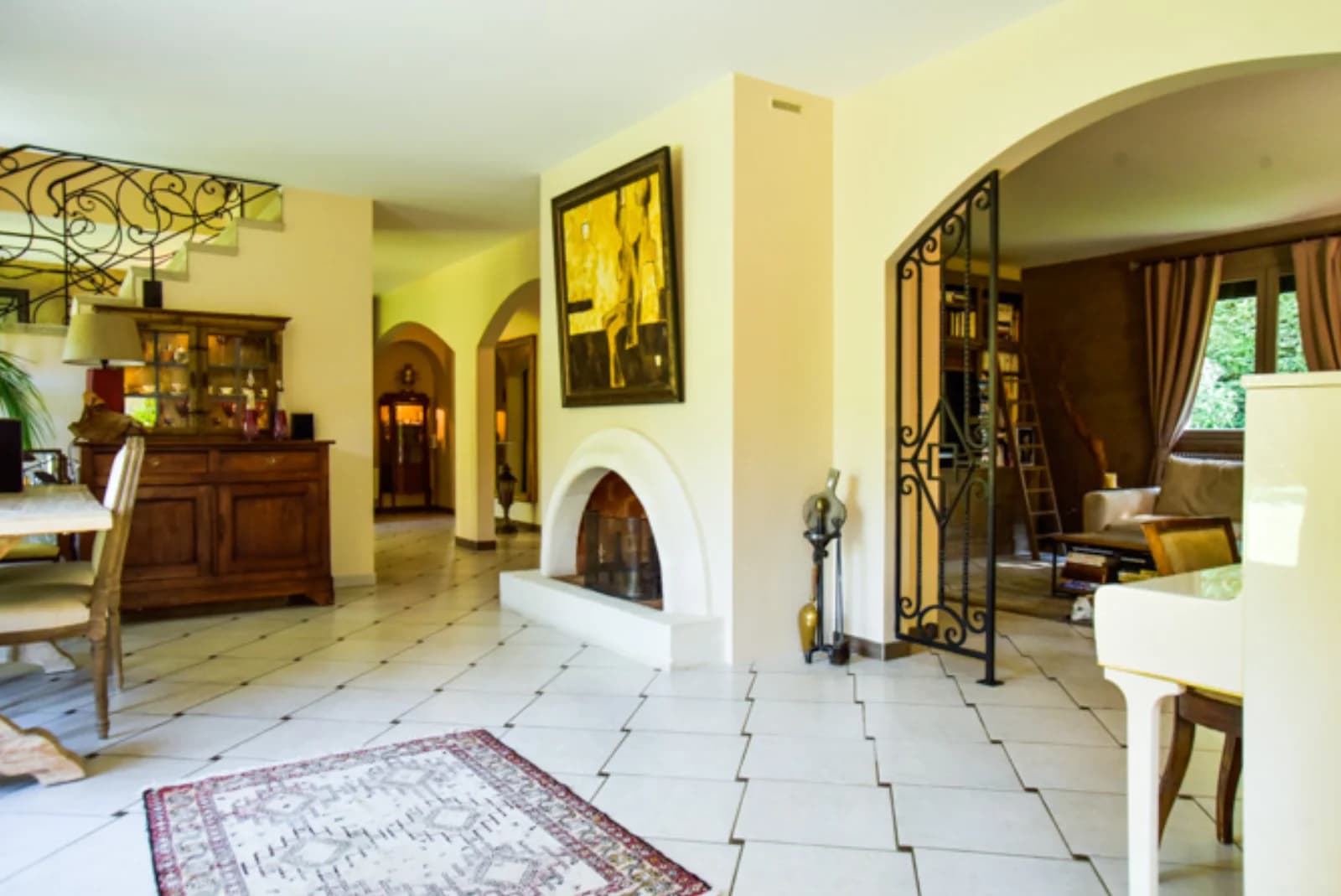 Living room in Belle propriete forestiere de 250m² - 1
