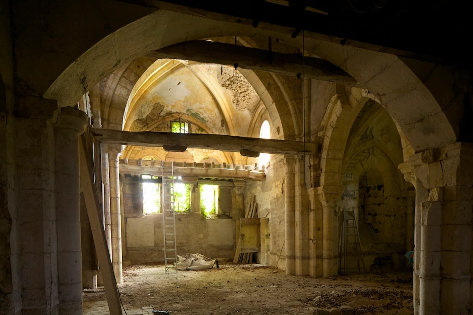 Salle de réunion dans Ancienne abbaye romane du XIIe siècle, lieu historique - 1