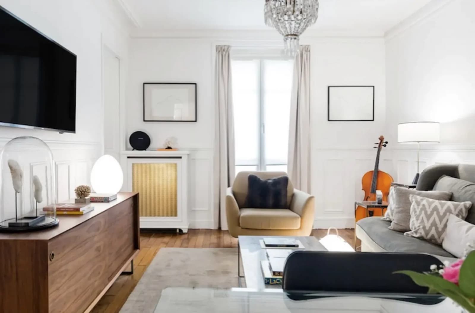 Salon dans Haussmannien parisien à l'élégance vintage préservée - 1