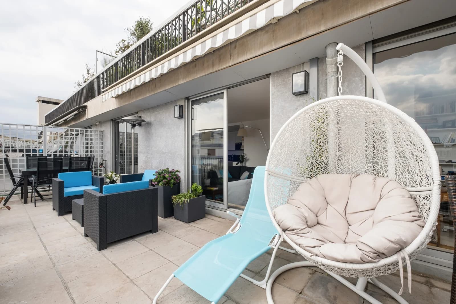 Salon dans Appartement clair avec terrasse et panorama Tour Eiffel - 1