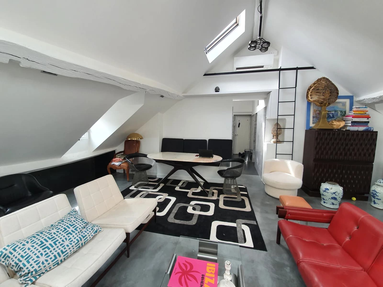 Salon dans Un nid douillet et paisible sous les toits parisiens - 0