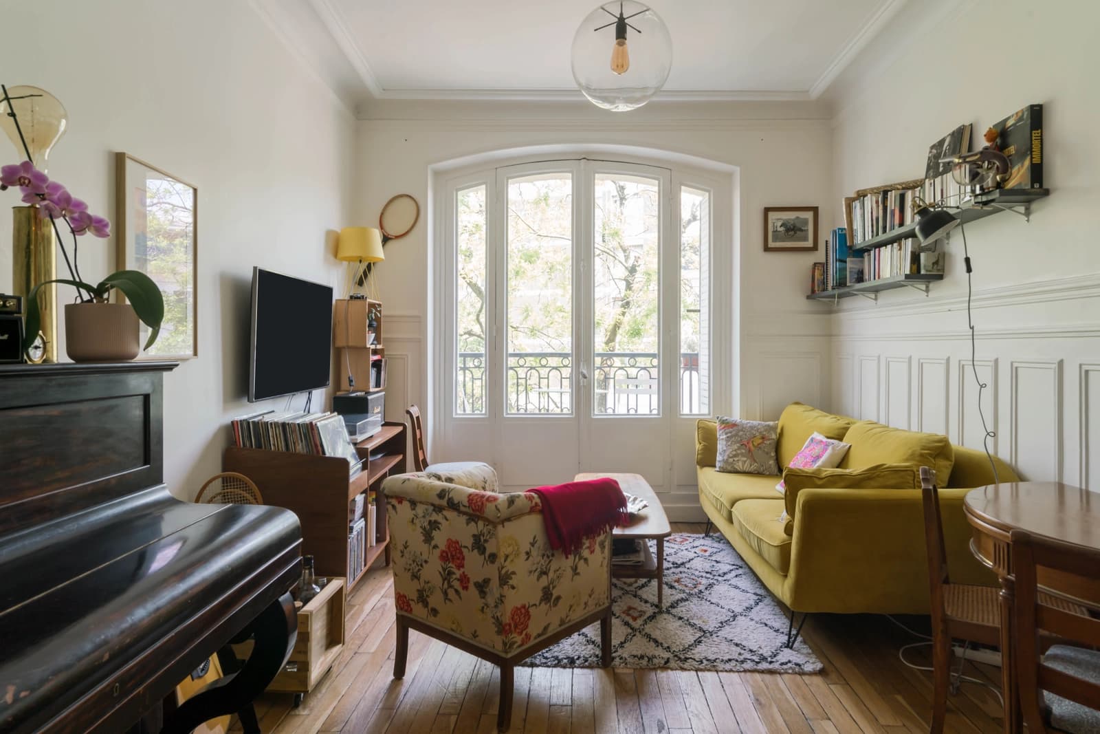 Salon dans Appartement décoré avec goût et son balcon ensoleillé - 1