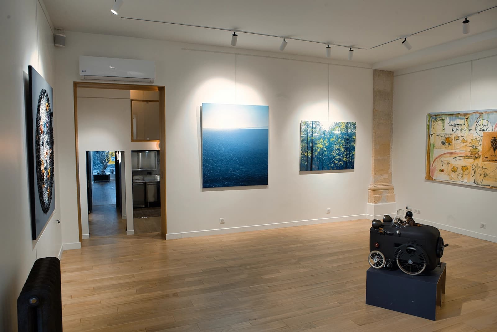 Space  Spacious, uncluttered gallery - 2