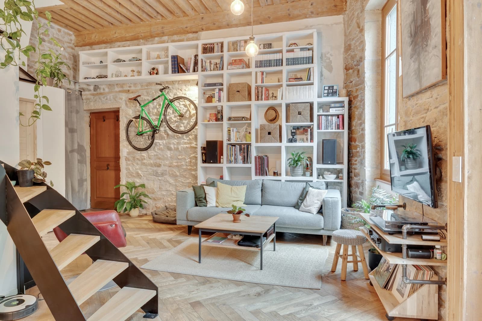 Salon dans Lyon: appartement Canut à l'ambiance d'atelier d'artiste - 1