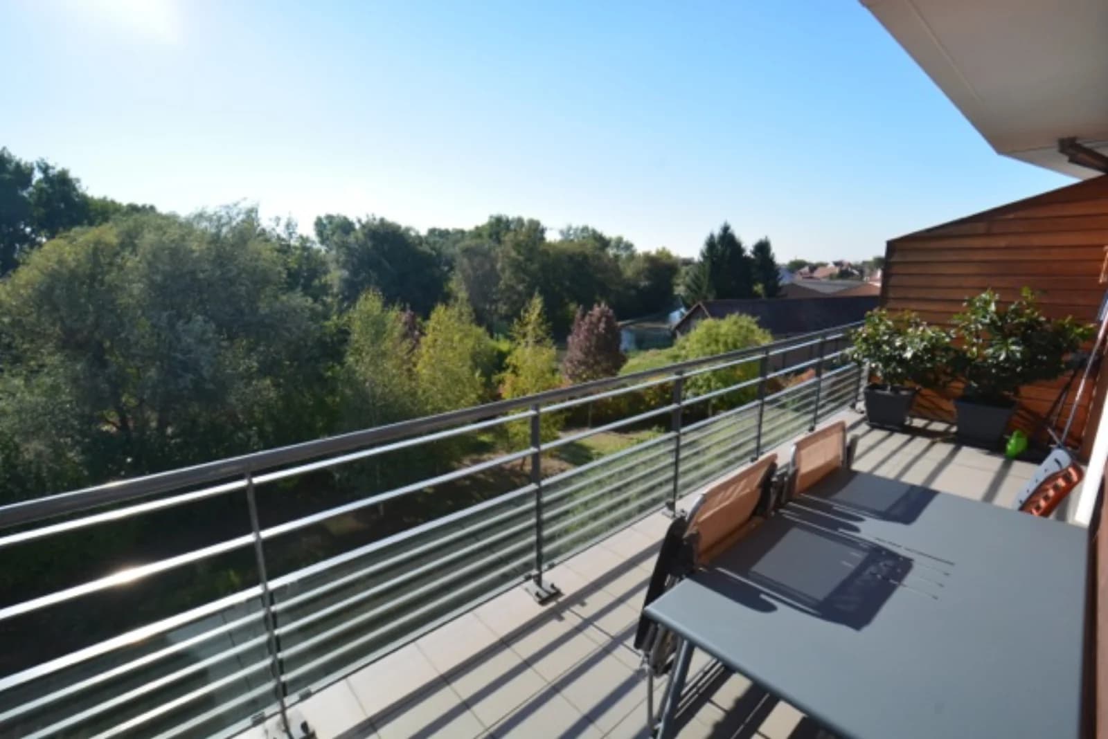 Volumes contemporains et aisance dans ce logis moderne