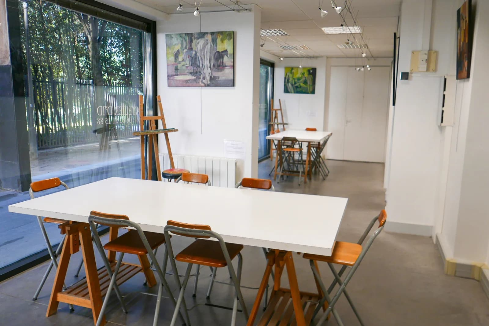 Atelier de peinture lumineux, idéal pour artistes
