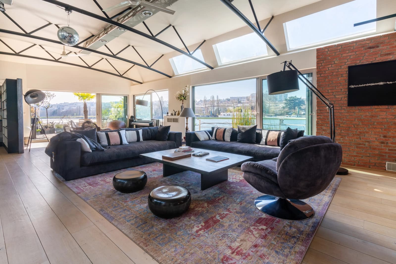 Salon dans Loft sur l'eau, une expérience de vie insolite - 0