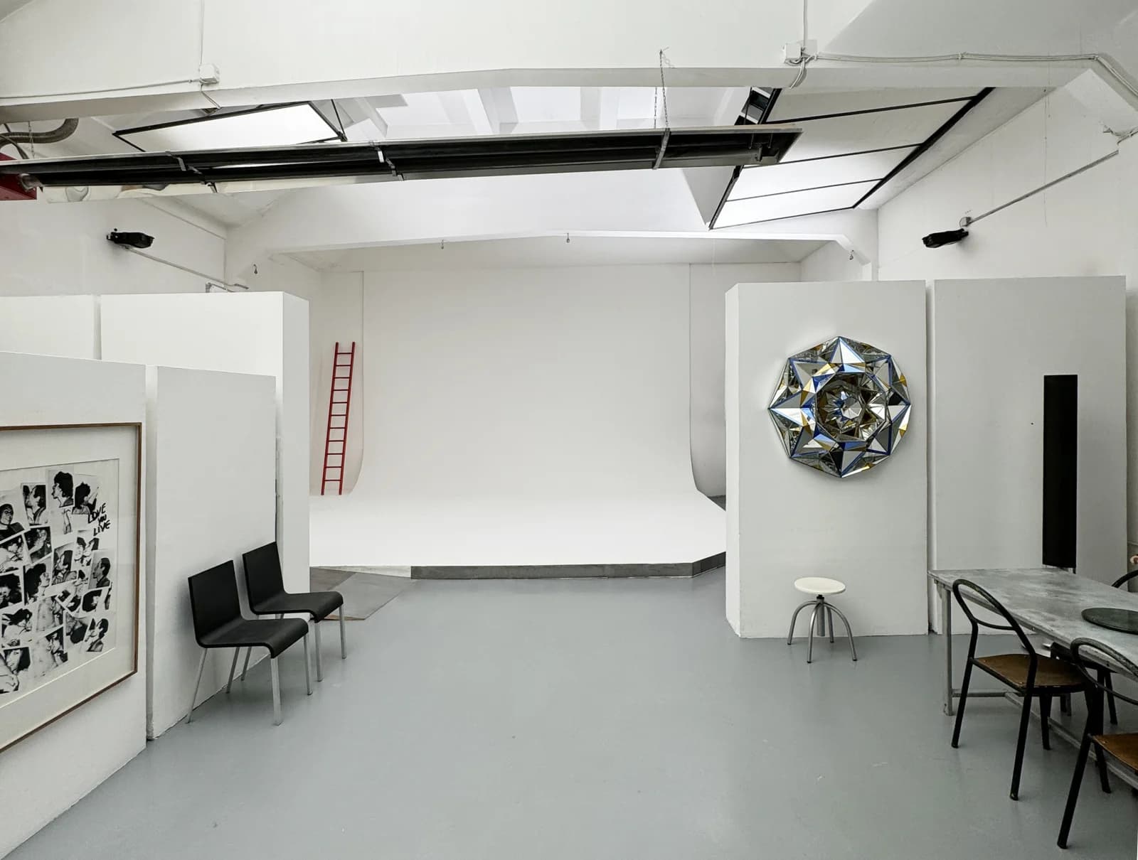 Grand studio photo/vidéo (150m²) équipé d'un cyclorama