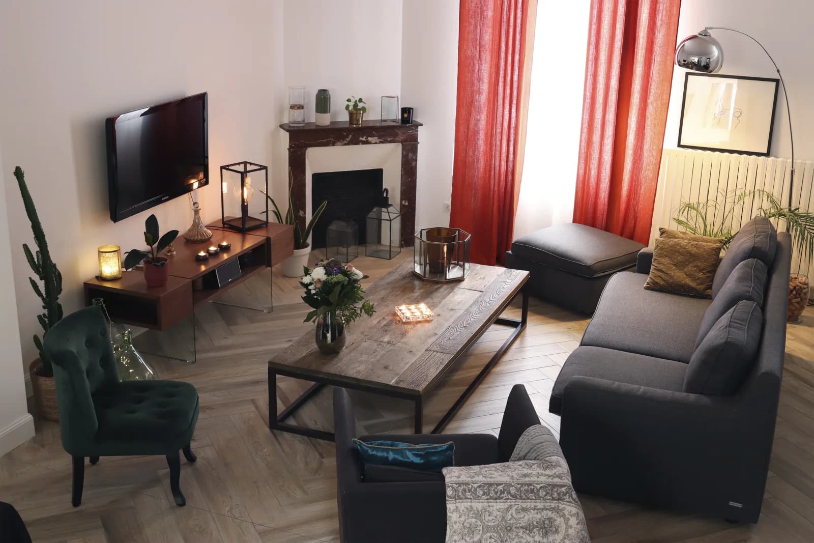 Demeure citadine calme, agrémentée d'une cour et jardin