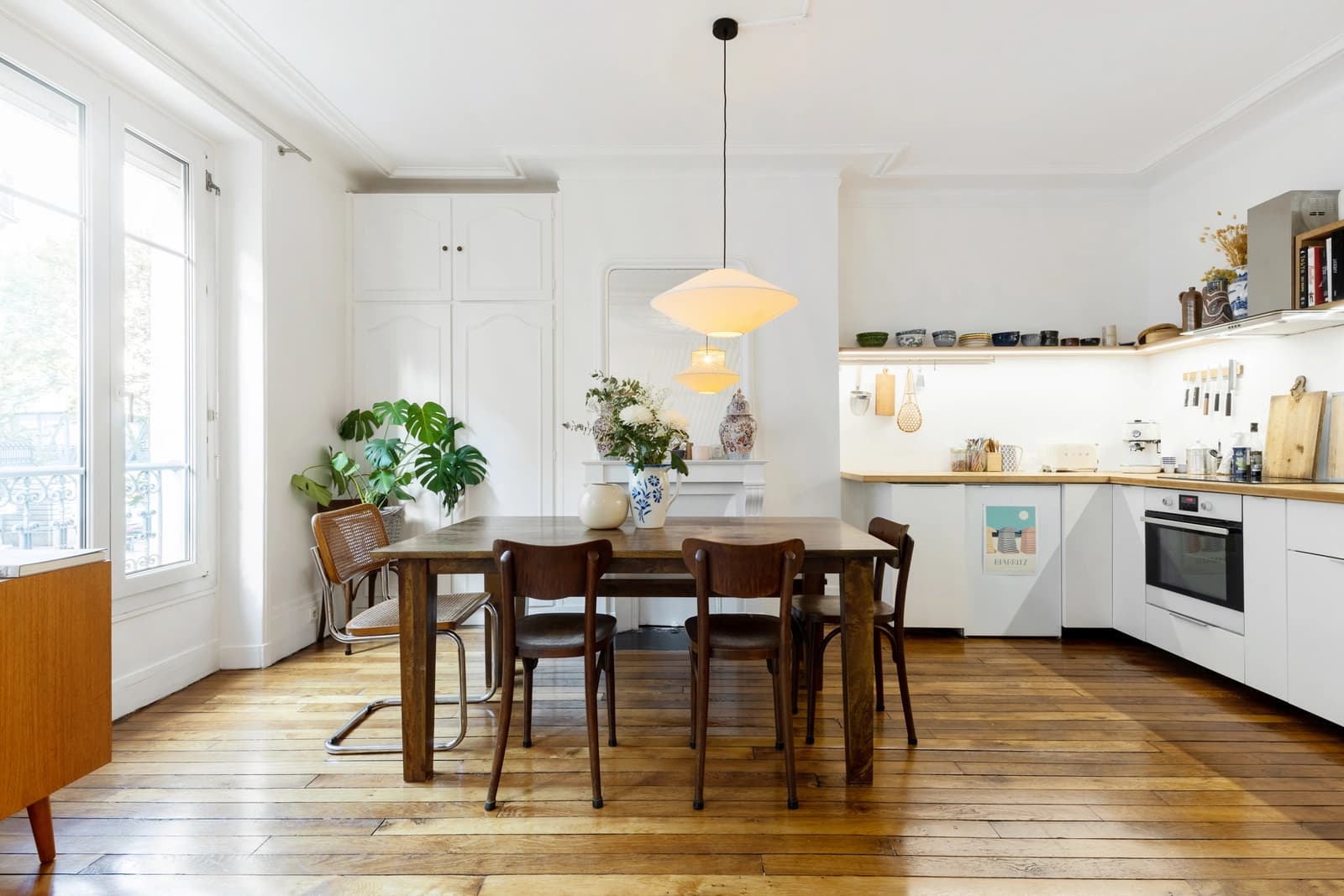 Salle de réunion dans Le charme authentique d'un appartement typiquement parisien - 1