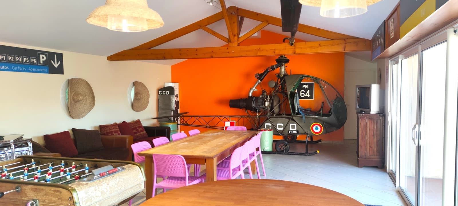 Salon avec hélicoptère au cœur de la maison