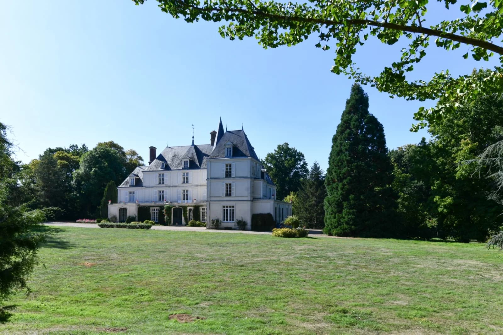 Atypical castle with tennis court 1 hour from Paris