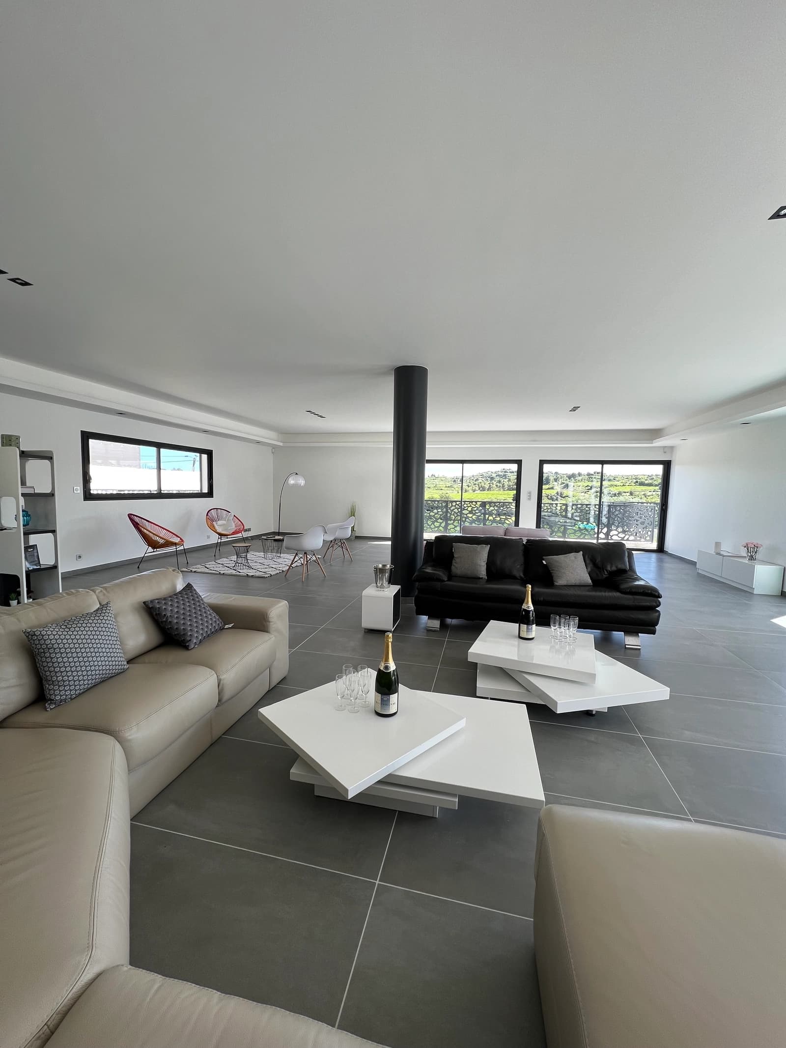Living room in Large contemporary house with pool - 1