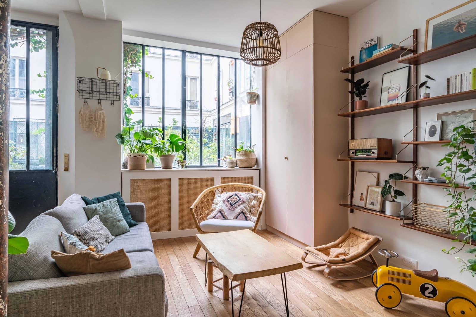 Salon dans Paris 11e: ancien atelier au charme préservé - 1