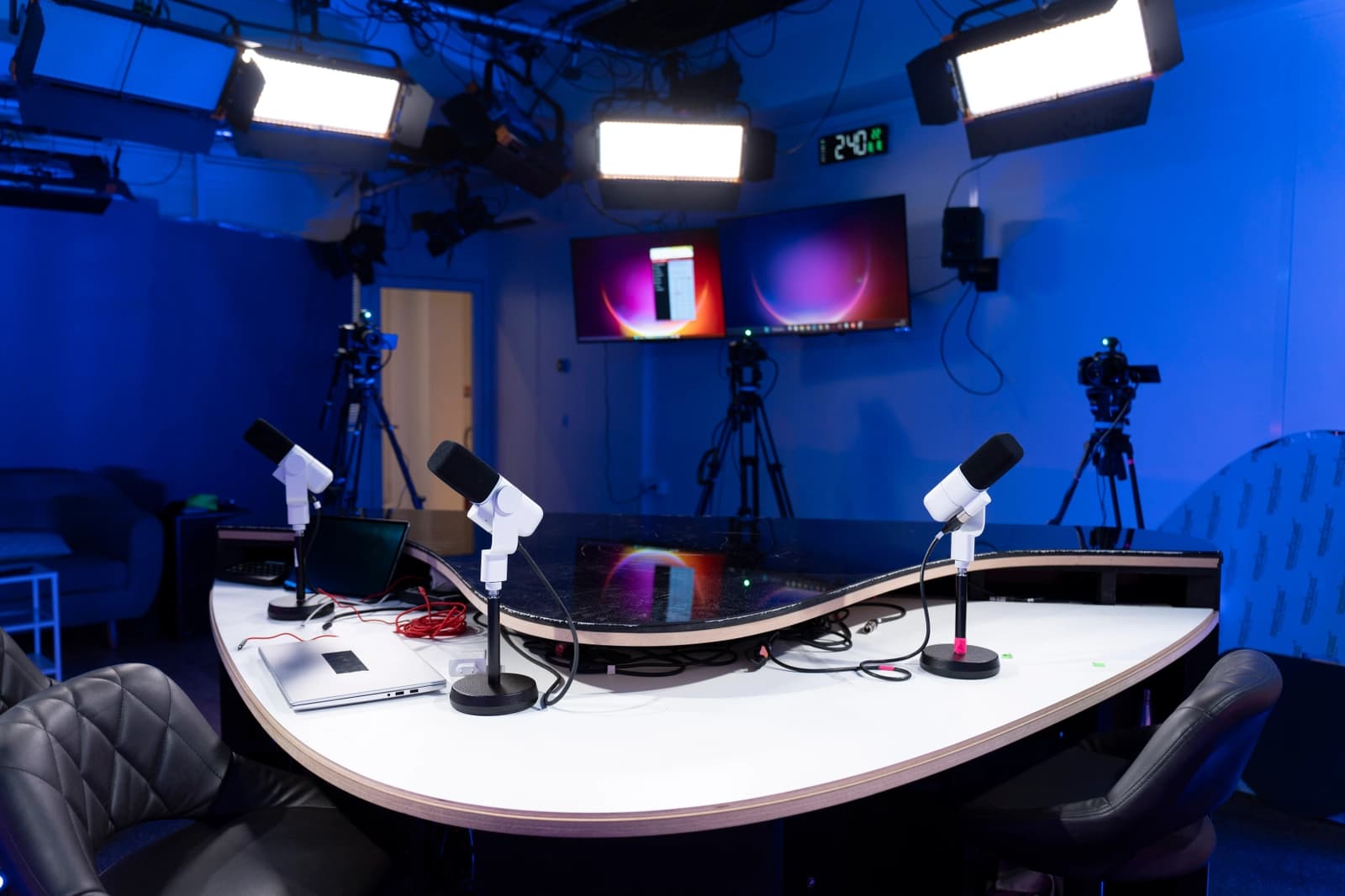 Space Talkshow Paris 2 studio set 9m LED screen - 1