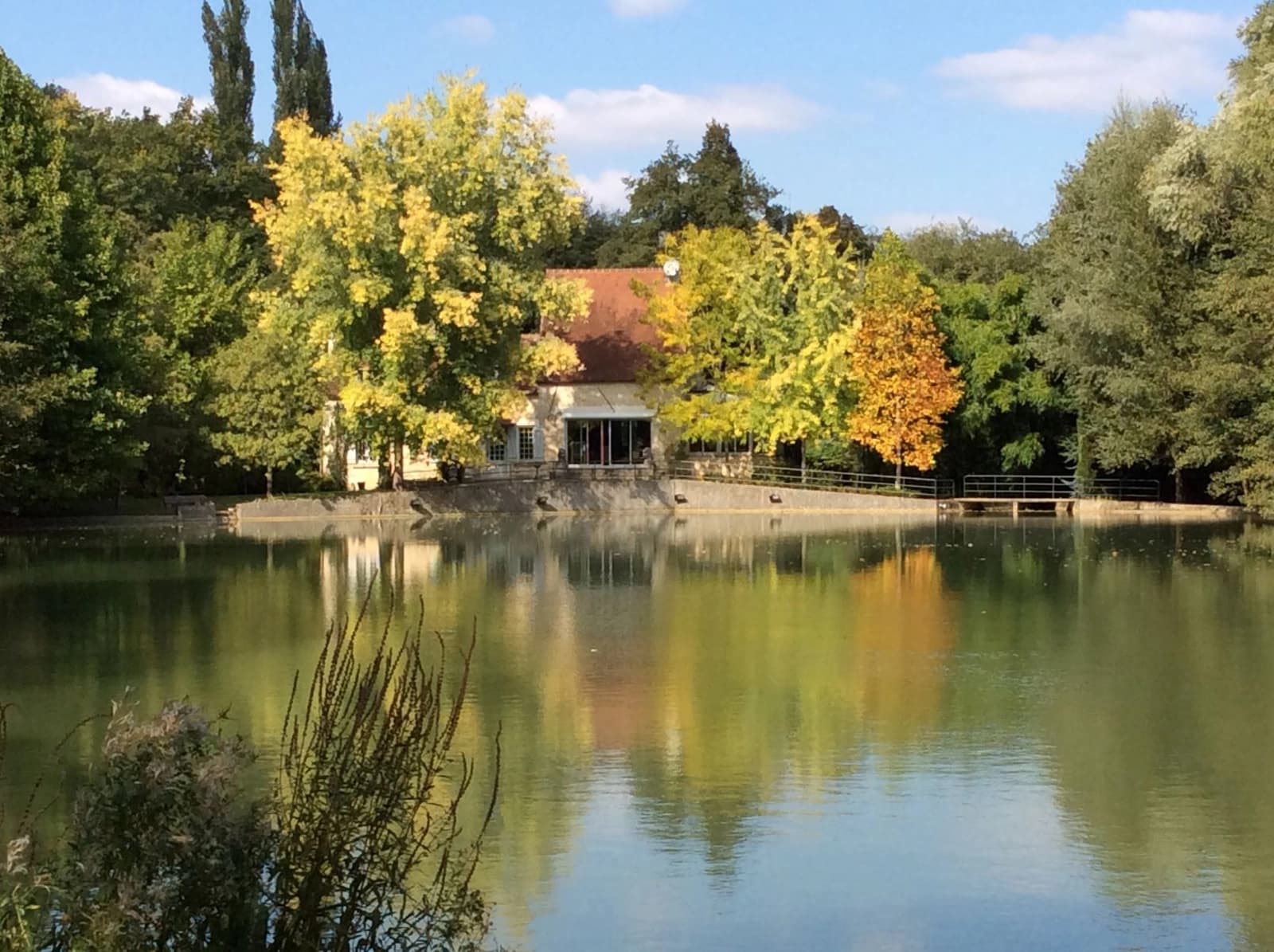 Salle de réunion dans Le Moulin au bord de l'eau: charme et quiétude - 0
