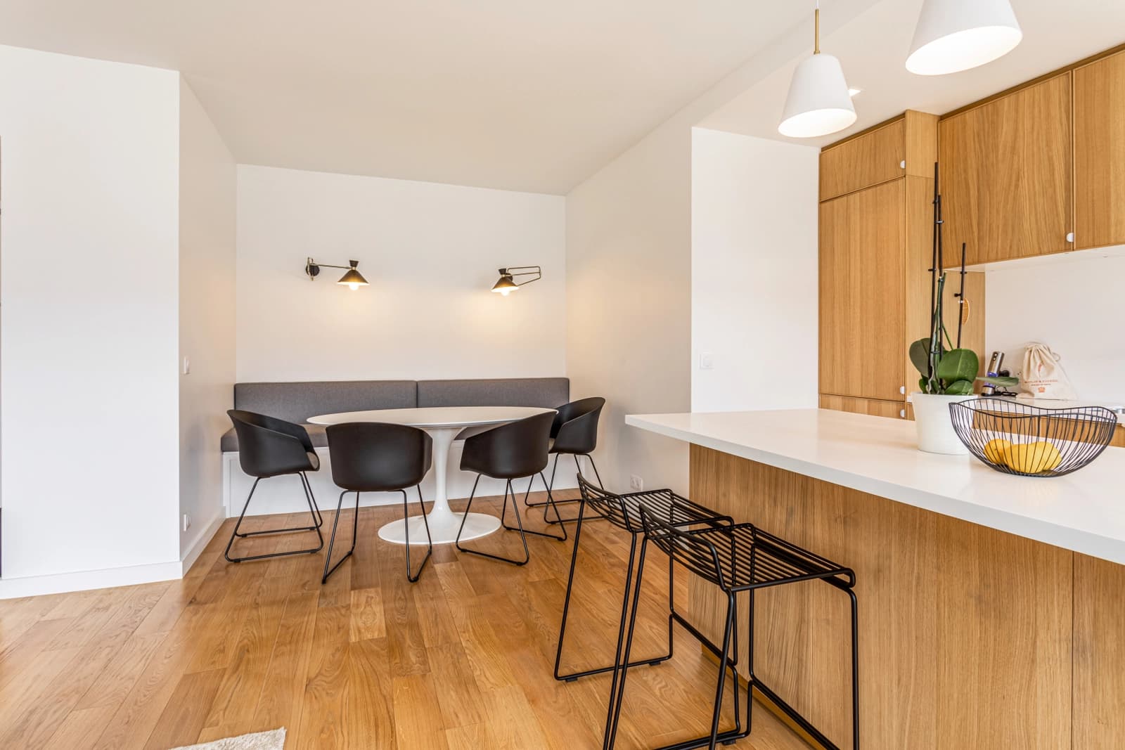 Meeting room in Clean, minimalist apartment - 1