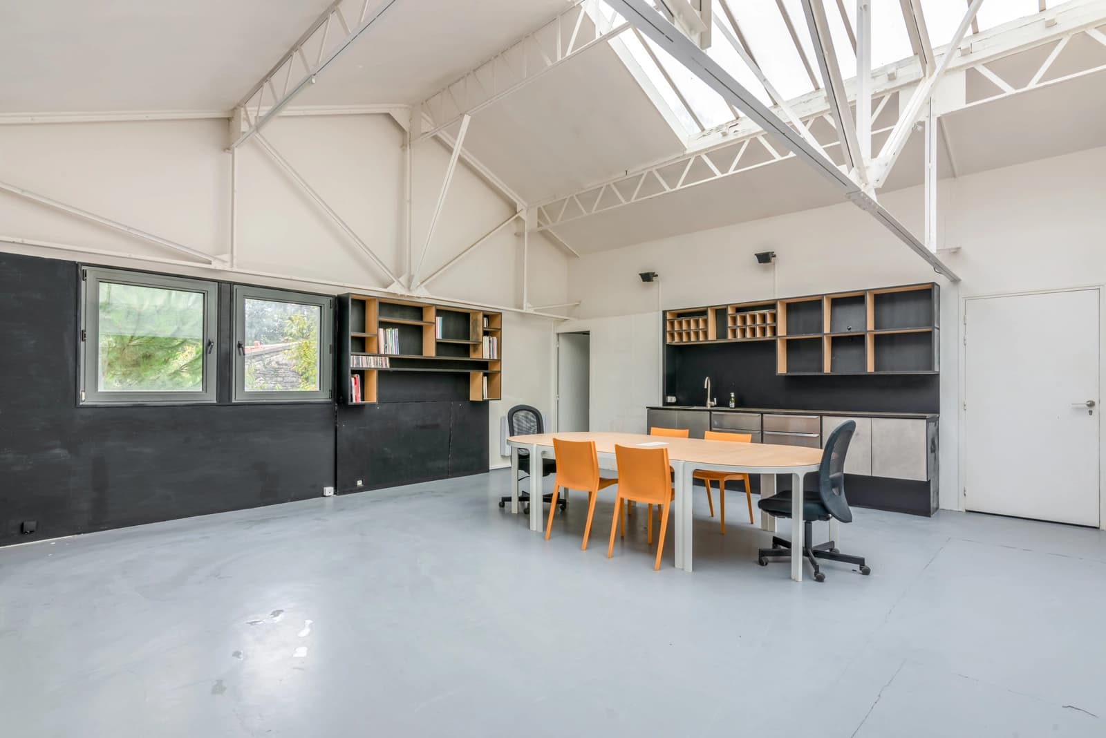 Salle de réunion dans Montreuil: espace lumineux sous une grande verrière - 1