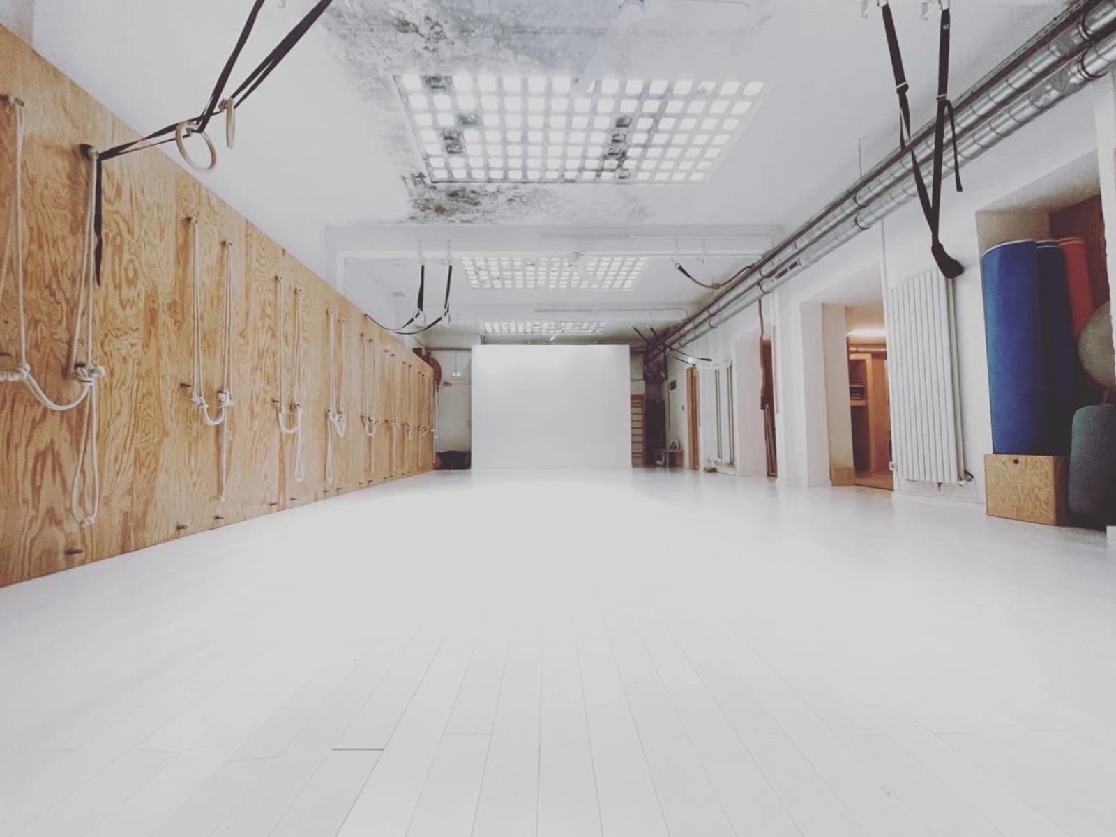 Salon dans Galerie Yoga: un espace de bien-être et de sérénité - 1