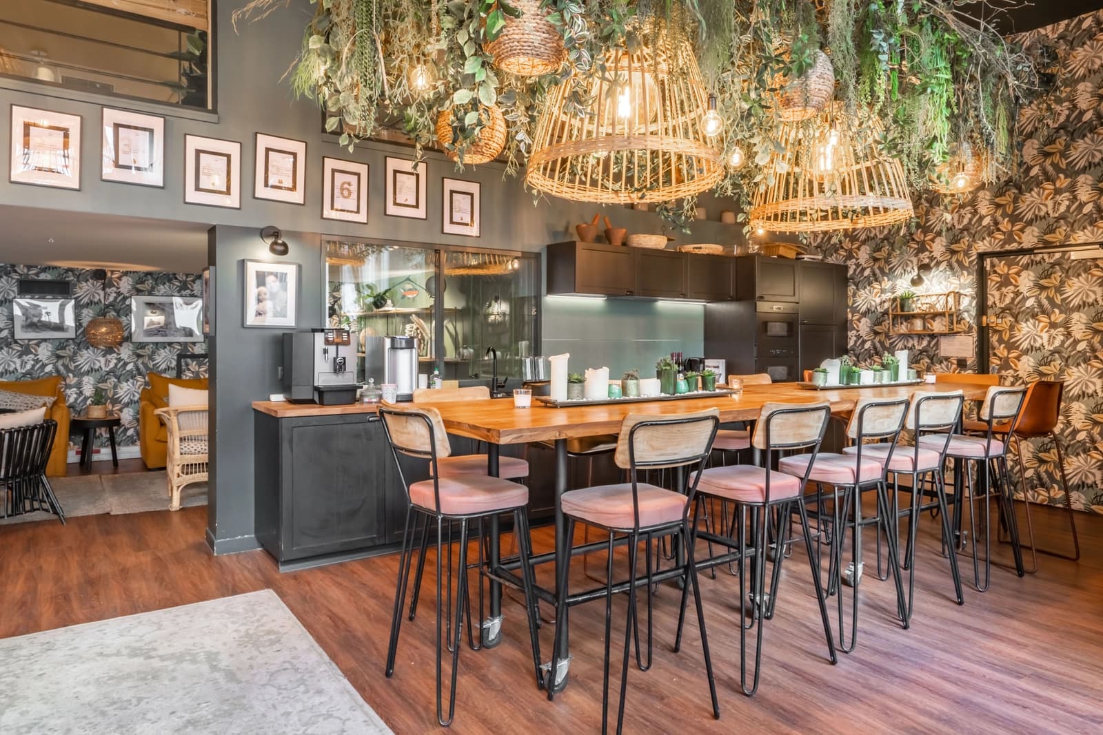 Salle de réunion dans L'Atelier Végétalisé: une oasis de verdure créative - 0