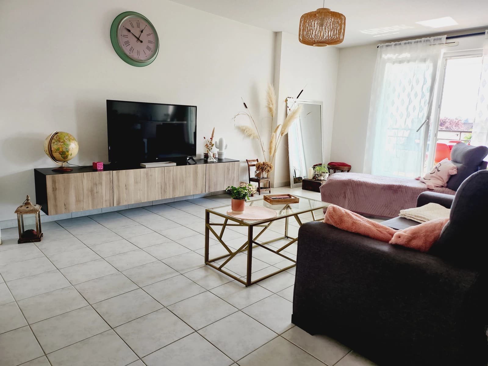 Espace Logements clairs offrant de beaux volumes de vie - 1