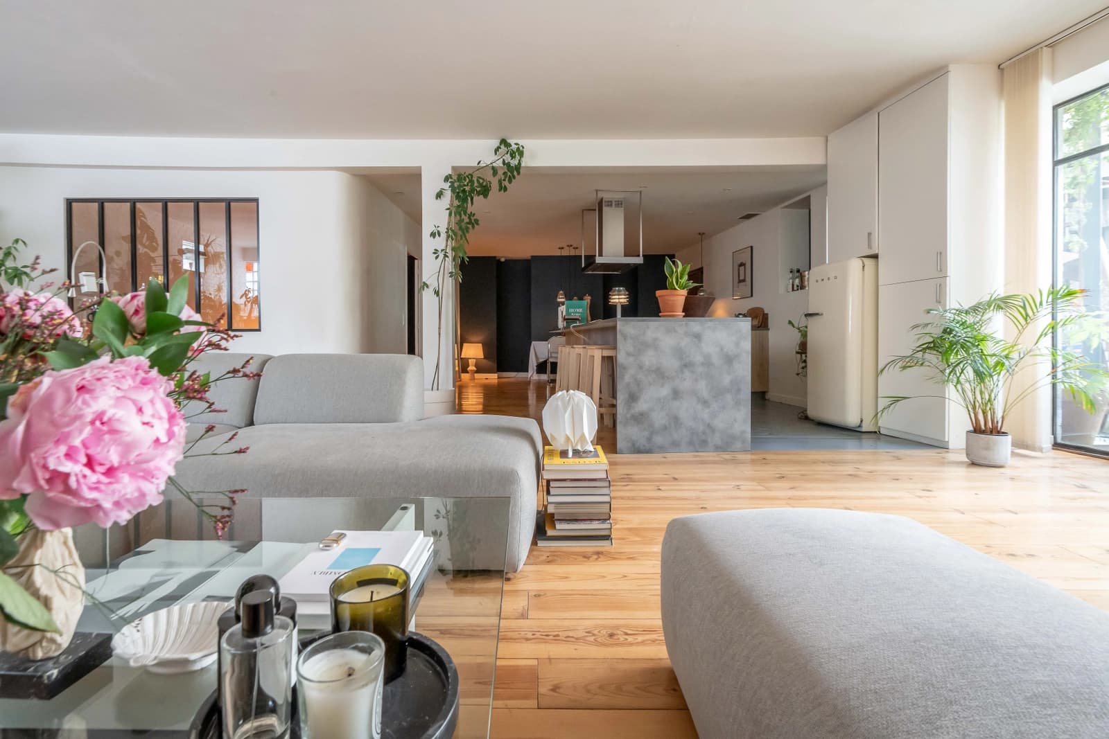 Salon dans Élégant loft à Montreuil avec grande bibliothèque - 1