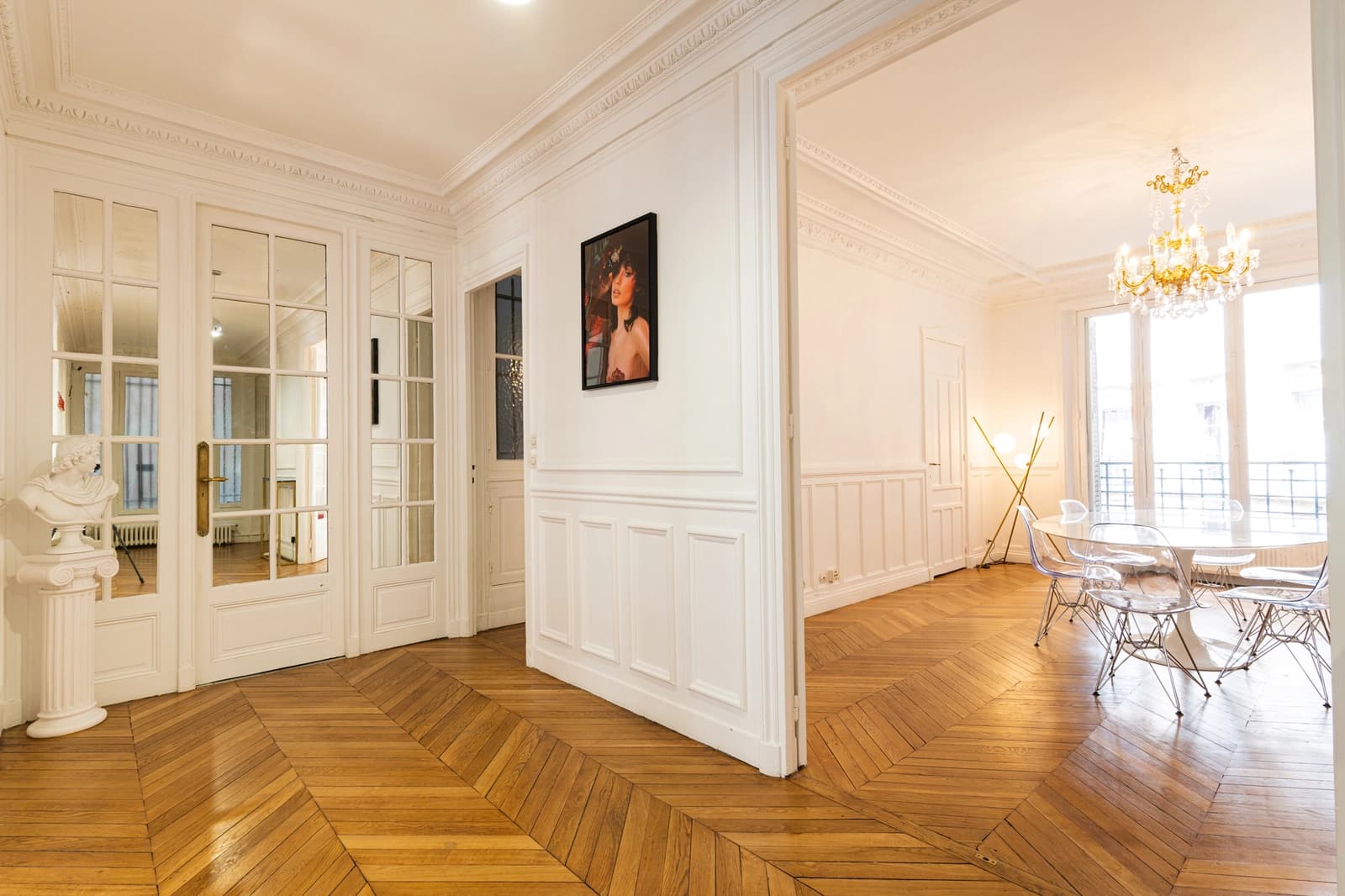 Salon dans Appartement haussmannien au design épuré et chic - 1
